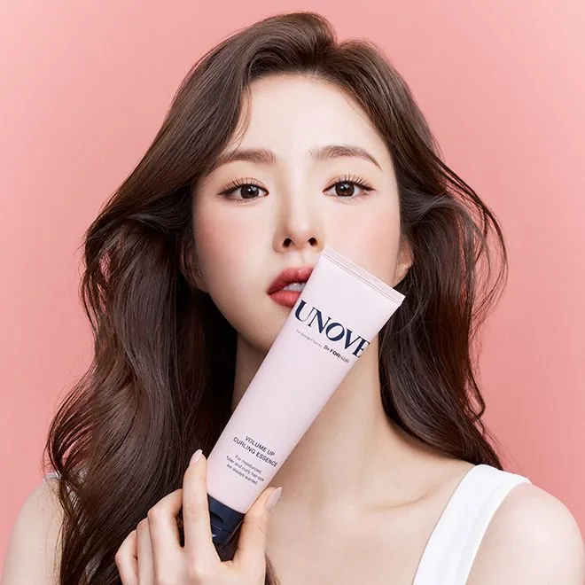 Модель UNOVE тримає Volume Up Curling Essence